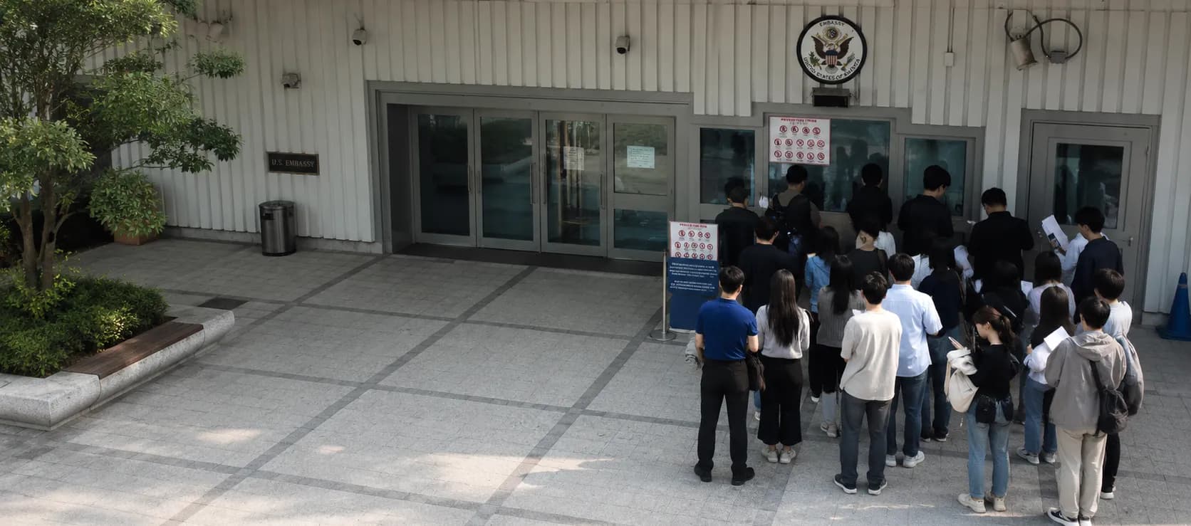 미국 비자 인터뷰를 위해 주한 미국대사관 앞에 줄을 선 신청자들